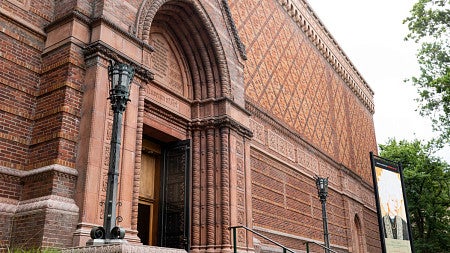 Photo of entrance to the Jordan Schnitzer Museum of Art