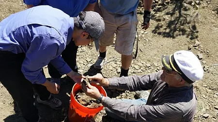 Greg Retallack showing fossils to a student