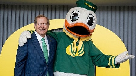 jordan schnitzer poses with the Oregon Duck